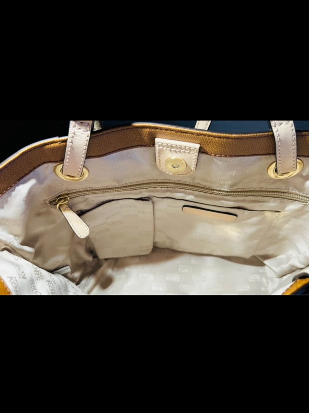 Michael Kors Saffiano
Leather Purse Jet Set Tote
Bag - Picture 5 of 10